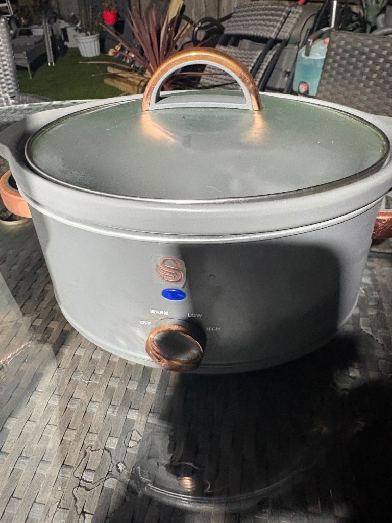 Slow Cooker.    £5