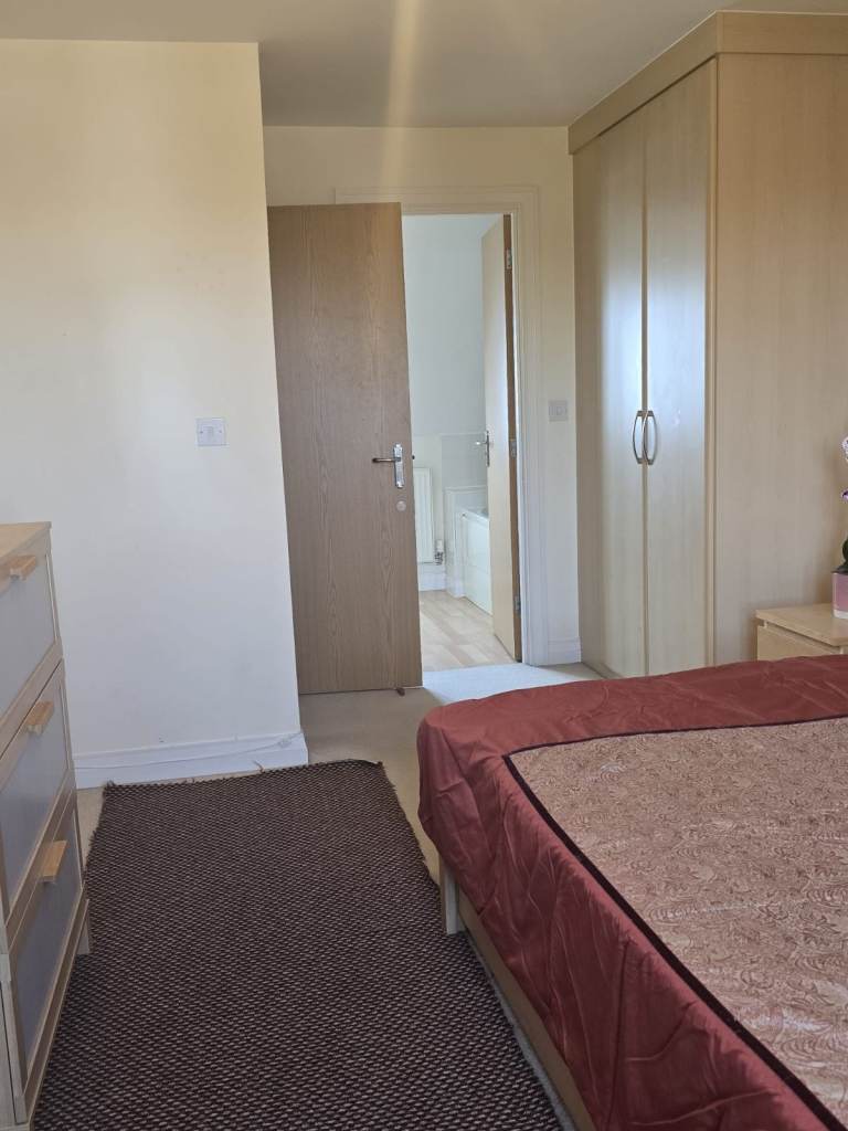 Ensuite Double Room to Rent in Shared House, Worcester Park KT4 for single females. Bills included.