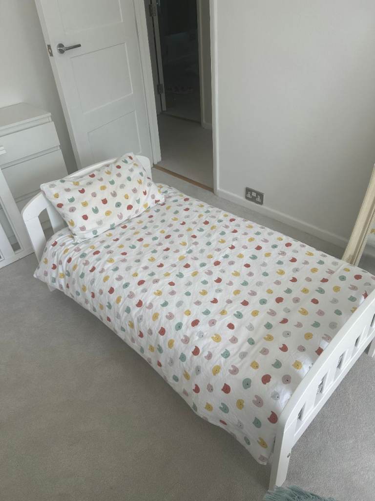 Cot/ Toddler Cot Bed including mattress and all bedding 