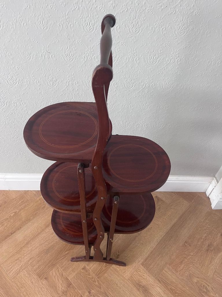 Folding cake stand