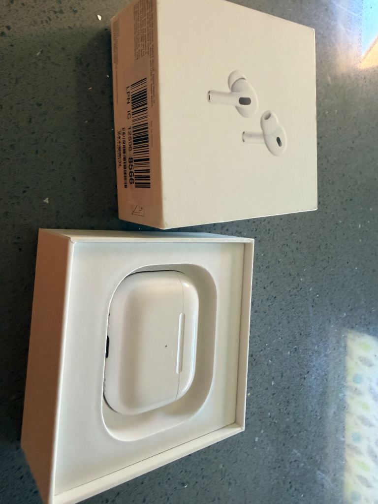 Apple AirPods Pro (2nd Gen) – White, Good Condition