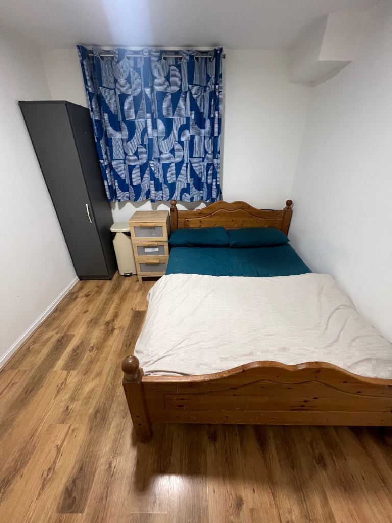 Spacious 2 double bedroom at Farnborough for working women or students  (£700/Month) 