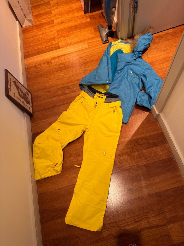 One pair of ski jacket and pants (F)