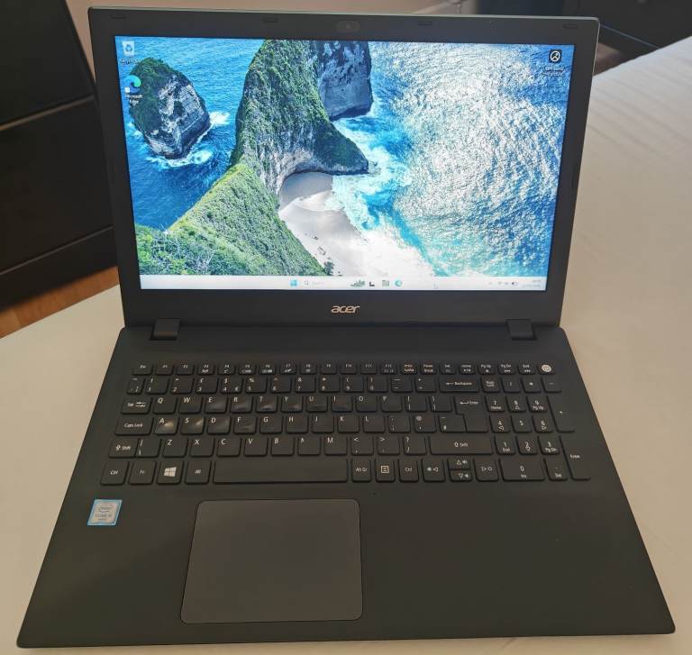 Acer Extensa 15 2520 15.6-inch i5 8GB 250GB SSD Windows 11 Laptop Good condition and fully working