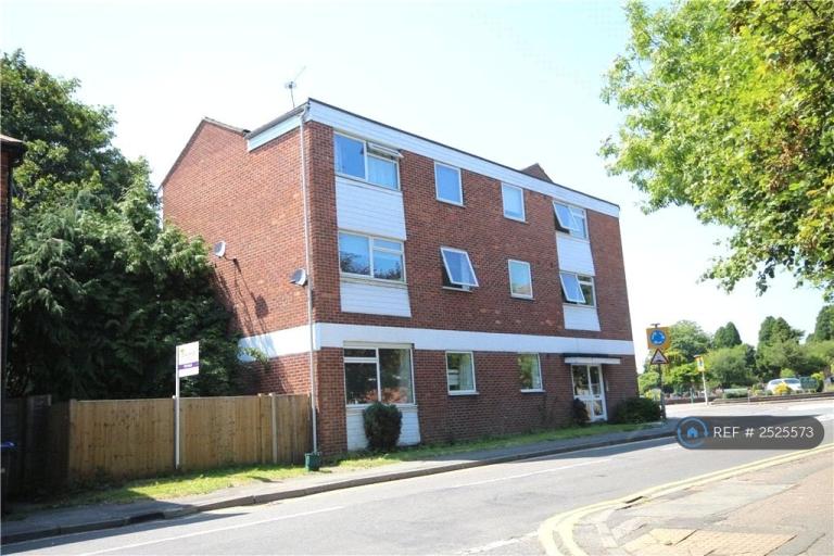 3 bedroom flat in St Judes Road, Englefield Green, TW20 (3 bed) (#2525573)