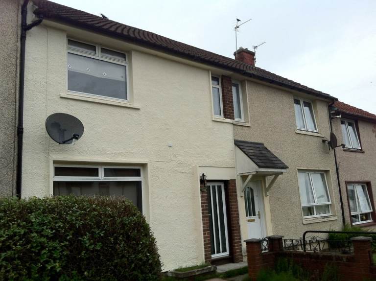 Bonnybridge (FK4 1ND) - 2 bedrooms front back door house for long term let...