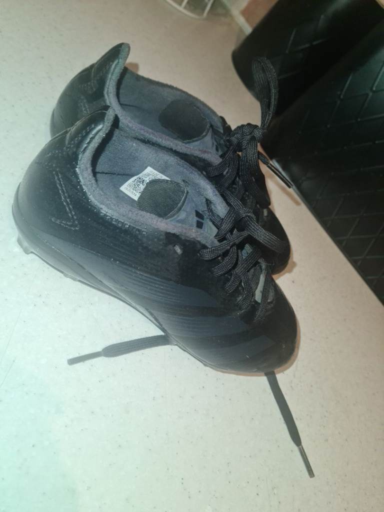 Adidas Predator football boots, moulded studs kids Size 12 excellent condition