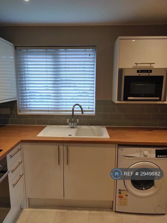 2 bedroom flat in Hallington Close, Woking, GU21 (2 bed) (#2949882)