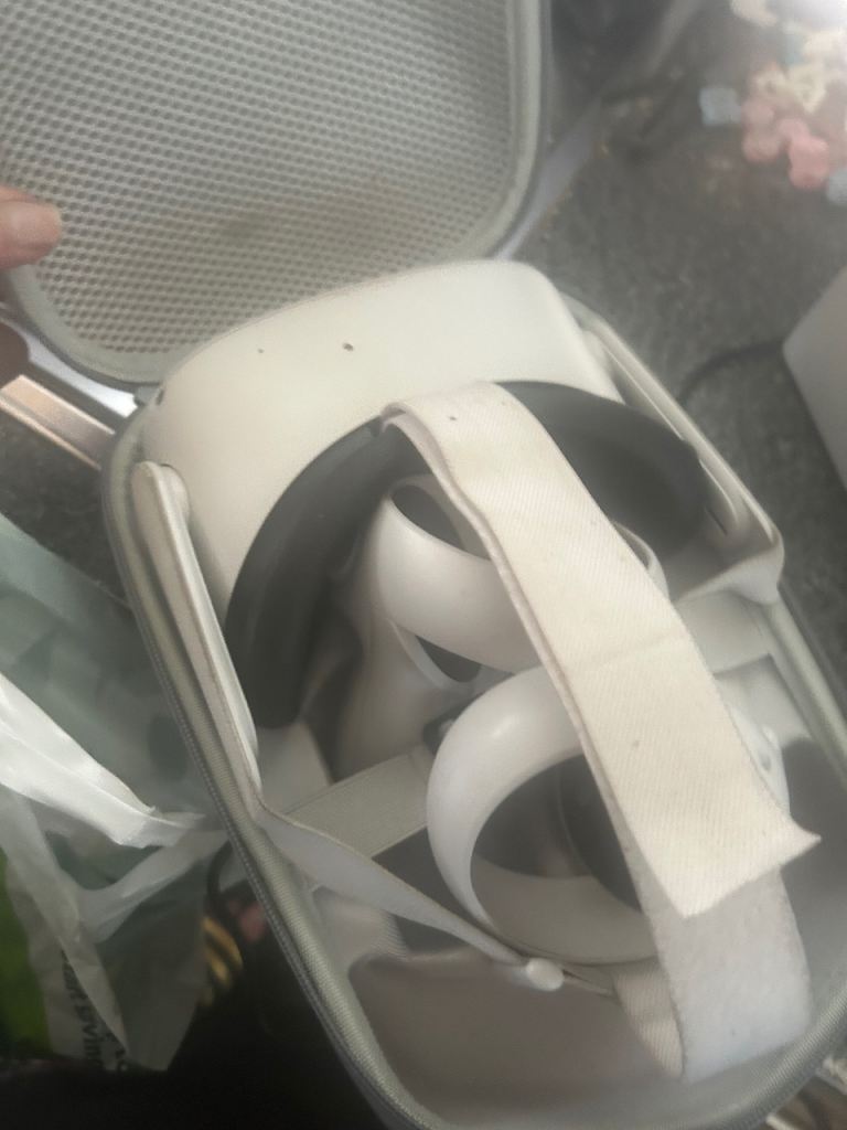 Oculus quest 2 with docking station 