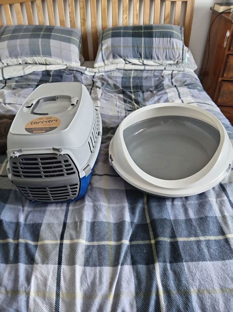 Small cat carrier and litter box