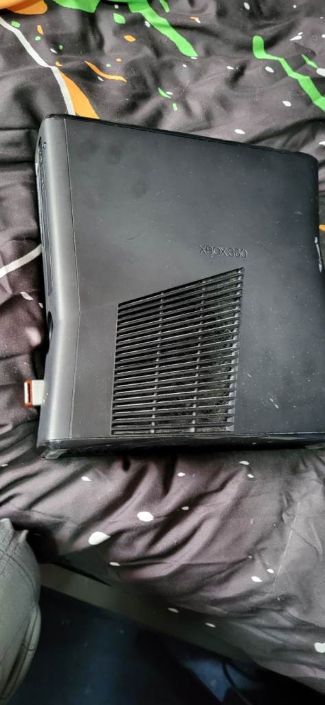 Xbox 360S 250GB softmodded+2 controllers