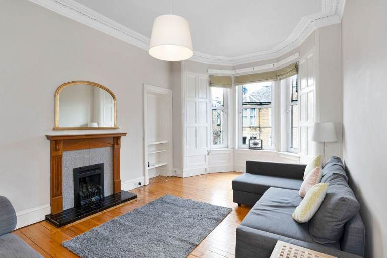 Stunning, 2 bedroom, 1st floor flat in Blackford – available NOW