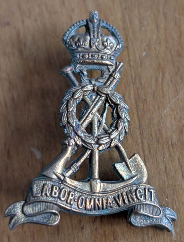 Vintage British Army Cap Badge Royal Army Labour/Pioneer Corps 