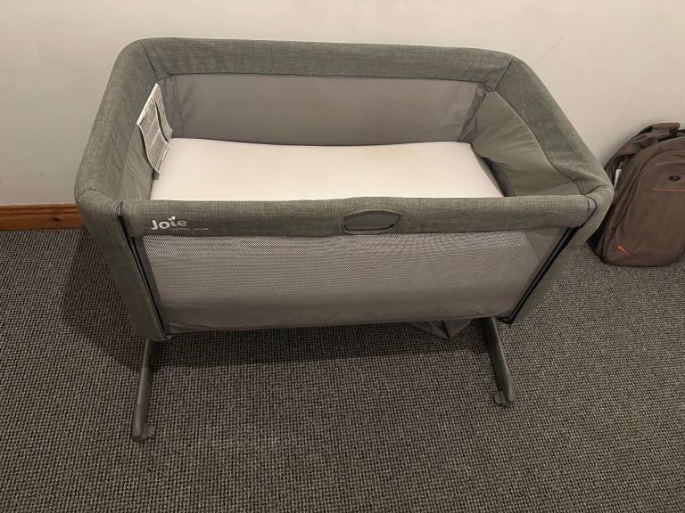 Joie Roomie Glide Bedside Crib – Grey – Excellent Condition