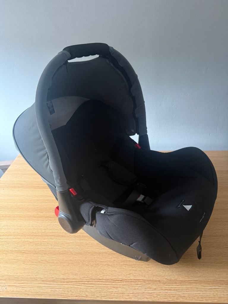 Black Baby Car Seat with Sun Canopy – Good Condition