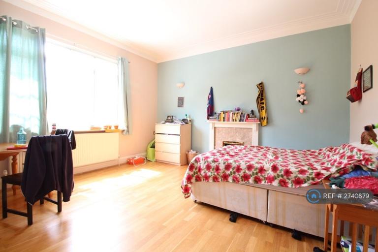 1 bedroom in Dulwich Wood Park, London, SE19 (#2740879)