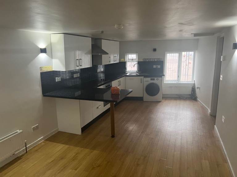 1 Bedroom Studio Flat - Catherine Street 