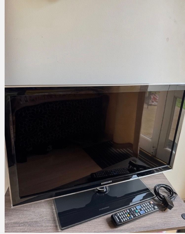 Samsung Flat Screen TV with Remote – Good Condition