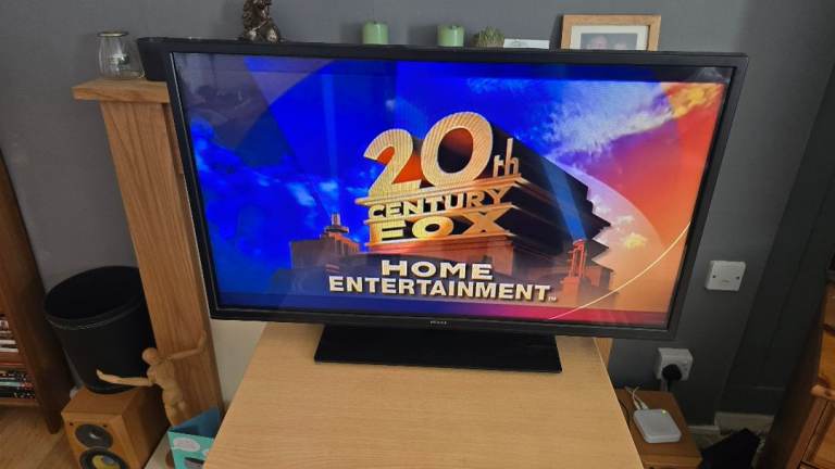 HITACHI 32inch smart TV with DVD player