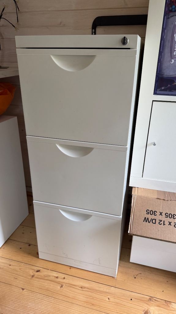 Lockable filing cabinet
