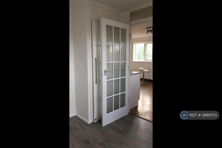 3 bedroom flat in Cuffley Court, Hemel Hempstead, HP2 (3 bed) (#2869753)