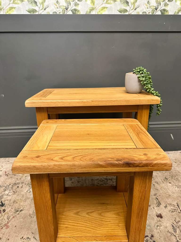 💙🌳💡☕️ Lovely solid oak large nest of 2 tables