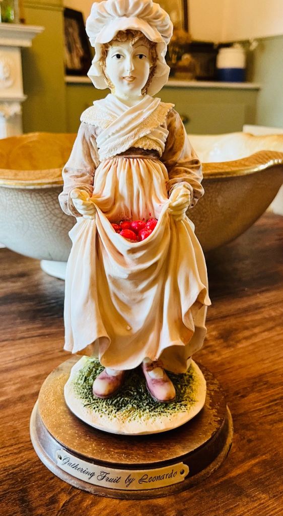 Leonardo Figurine 'Gathering Fruit' – Lovely Decorative Piece