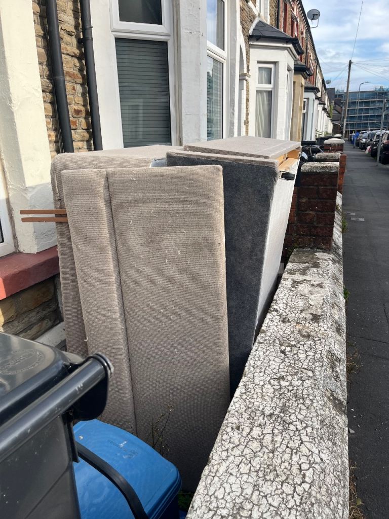 Free Small double bed (4 ft) with headboard 
