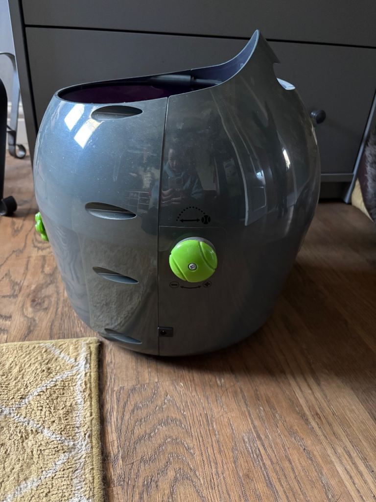 Automatic ball launcher for dogs 