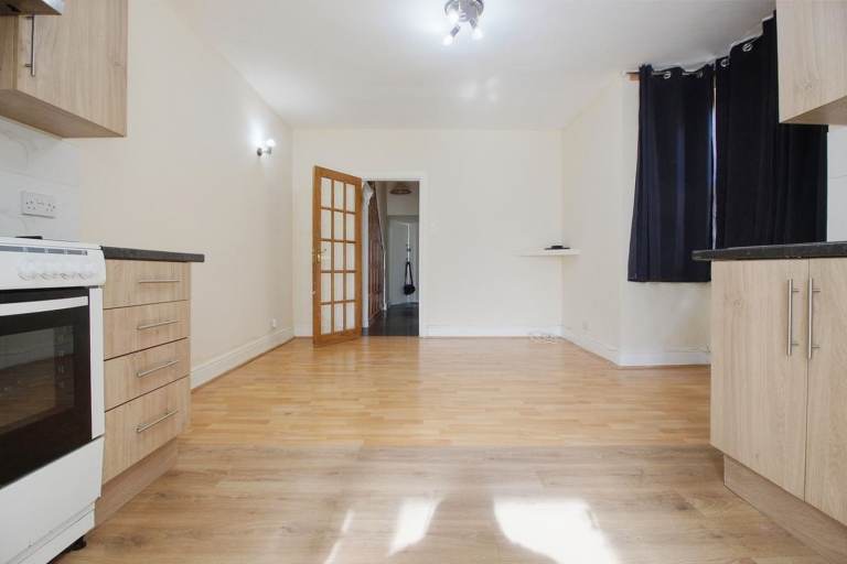 2 Bedroom Ground Floor - Colchester Rd, Leyton E10 - Private garden