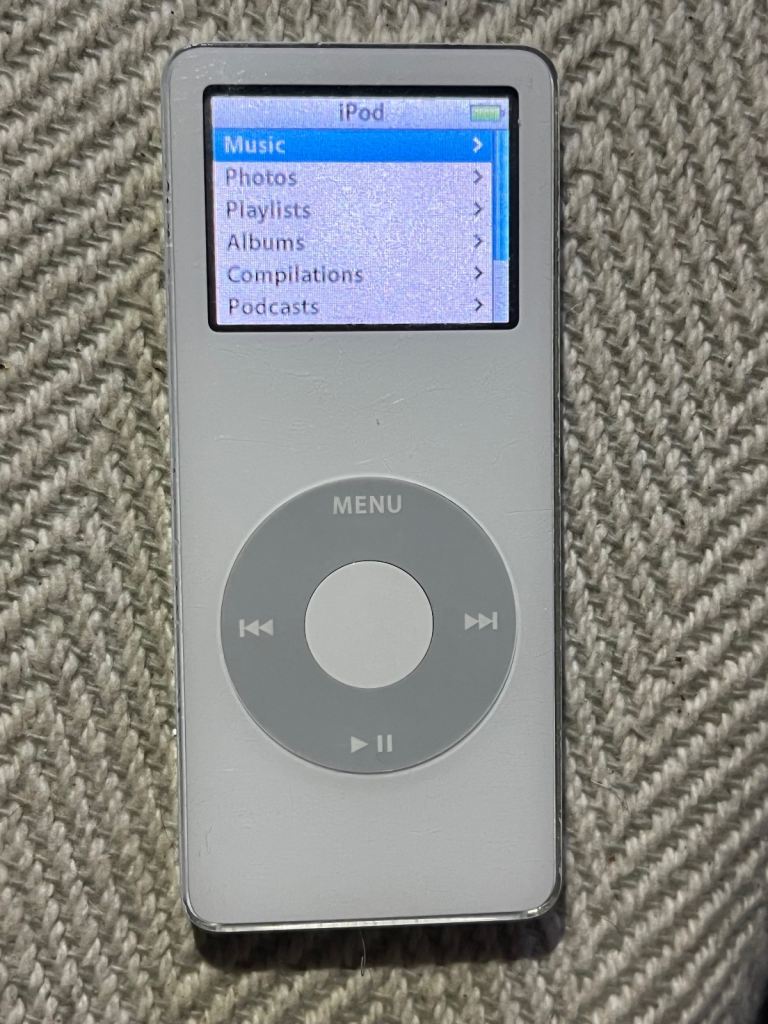 Apple nano 1st generation white 2gb