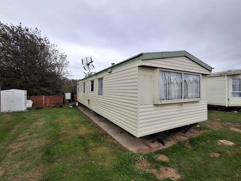 Static Caravan 35ft x 12ft - nr Bognor Regis: 2005 Atlas Mirage 6- Berth - £2000