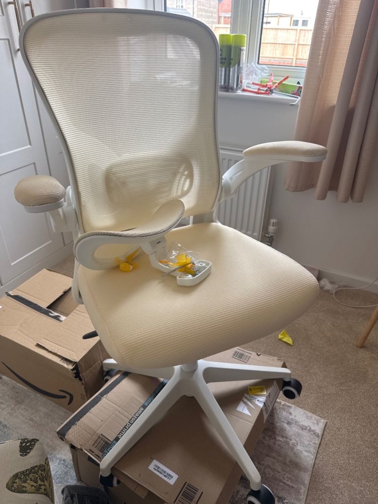 Comfortable Ergonomic Office Chair – Beige Mesh, Good Condition