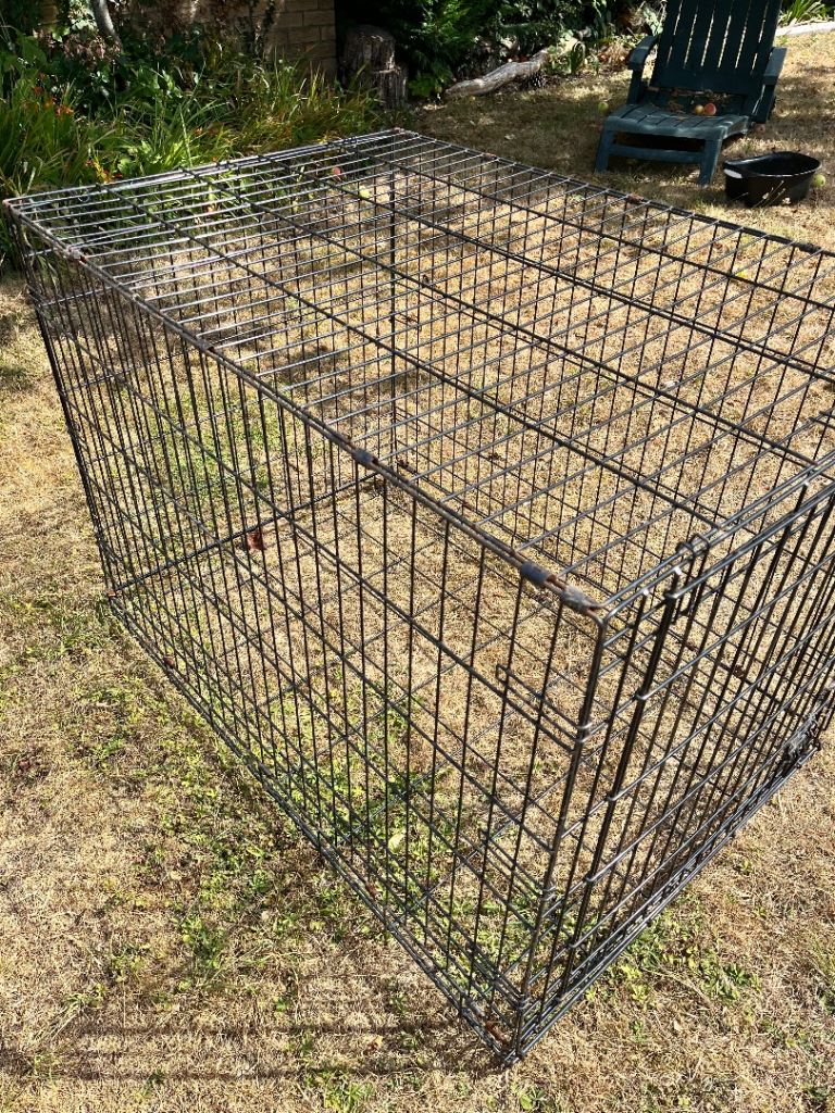 Large dog crate 106 x 71 x 72