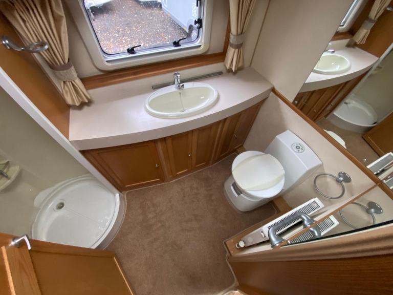 VANMASTER ACCOLADE 520 - 2010 - 2 BERTH - END WASHROOM - MOVER - PRISTINE 