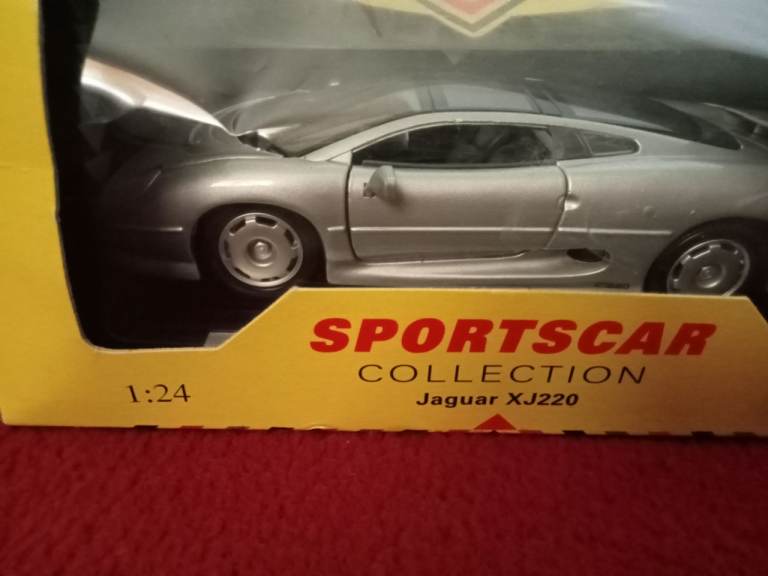 Jaguar xj 220