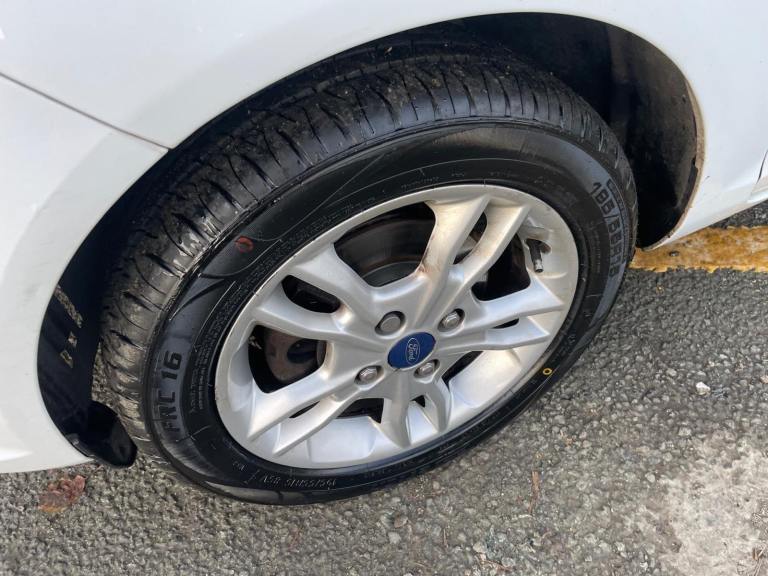 FORD FIESTA 1.2 ZETEC 64 REG WHITE 3 DOOR 11 MONTHS MOT TAX £35 YEAR LOW INSURANCE 50+MPG