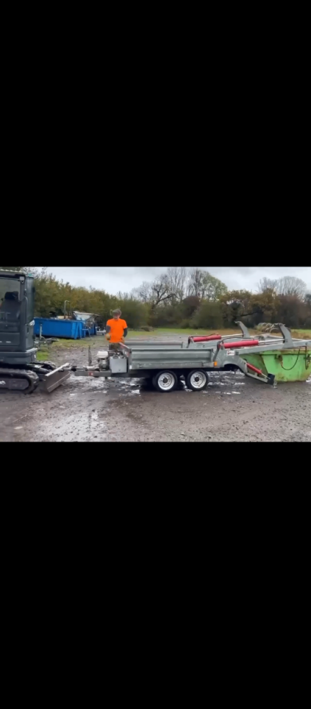 Skip trailer with 2 skips 