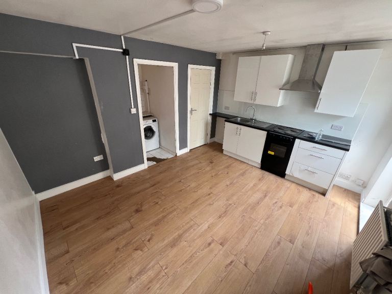 STUDIO ROOM TO LET - CENTRAL SLOUGH