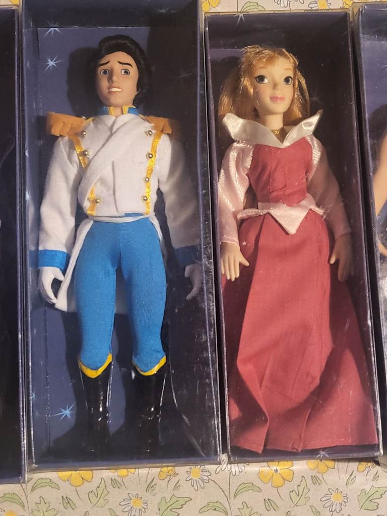 7 Collectable 2004/2005 Disney Dolls - In Boxes - Christmas