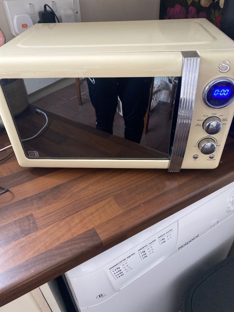Swan retro cream microwave 