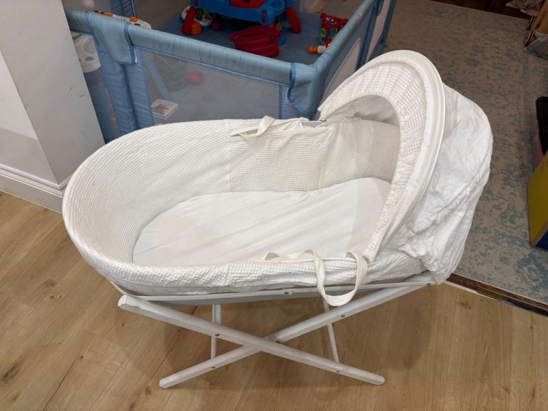 Moses basket and stand