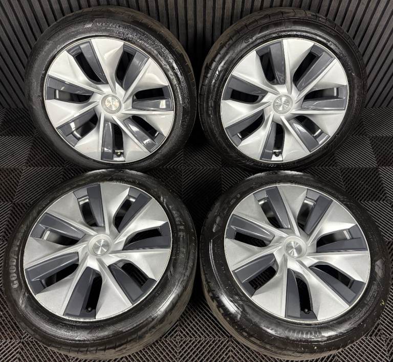 19'' GENUINE TESLA MODEL Y SILVER WITH CAPS ALLOYS WHEELS 