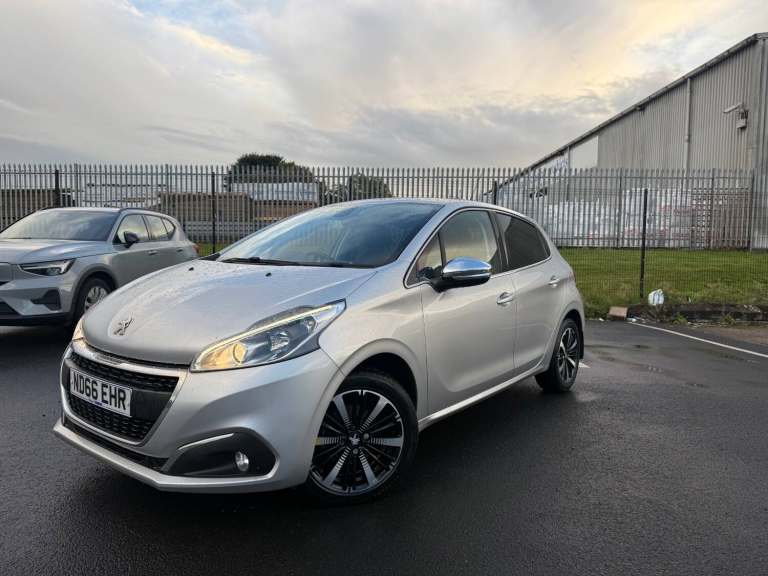 2016 Peugeot 208 1.2 PureTech Allure Premium 5dr HATCHBACK Petrol Manual