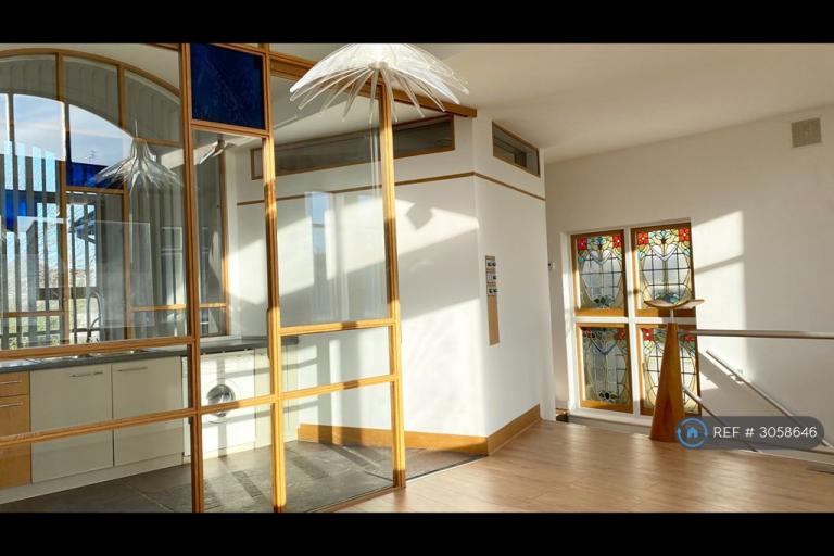 2 bedroom flat in Highfield Avenue, London, NW11 (2 bed) (#3058646)