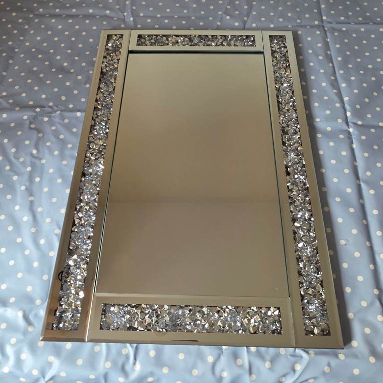 Mirror with glittery edges 