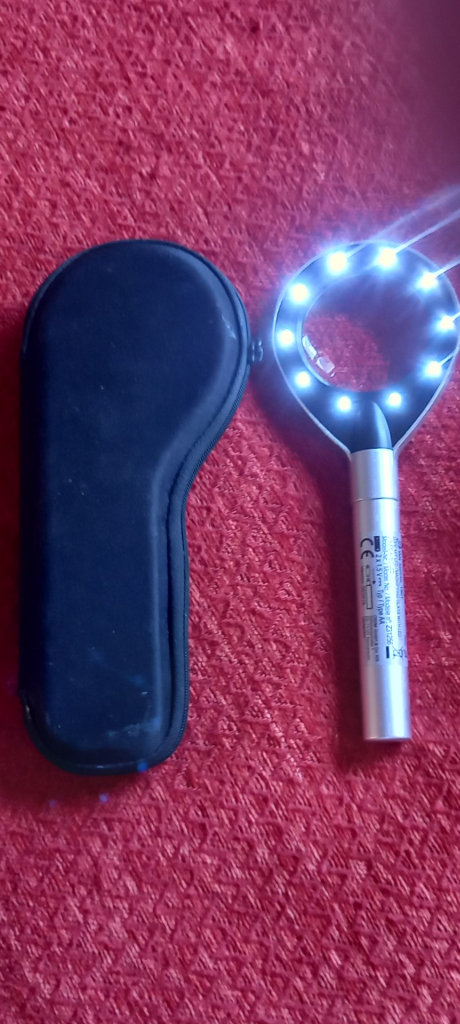 LED Magnifying Glass With Loupe And Case In Excellent Condition