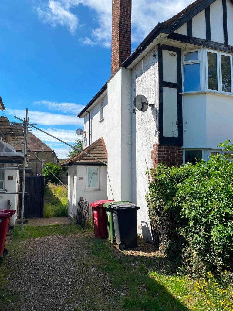 First Floor 2 Bedroom Maisonette located near Farnham Royal, Slough area.