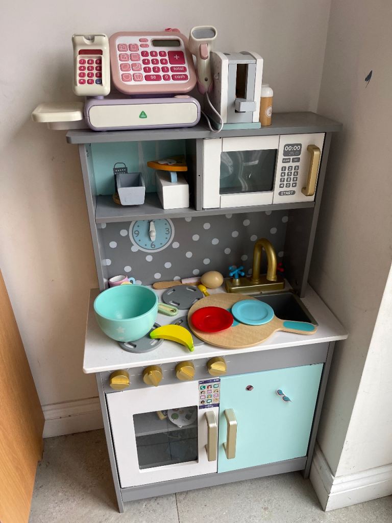 Toy kitchen