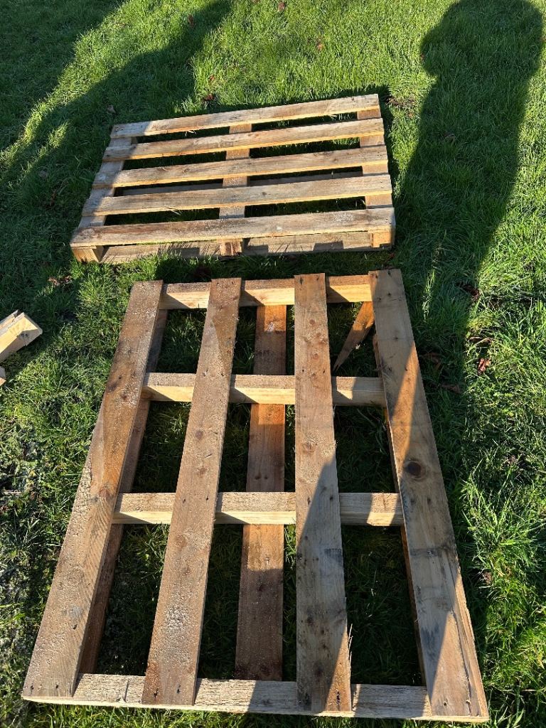 2x wood pallets 